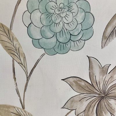 בד קנבס פרחים ועלים על רקע אופוויט