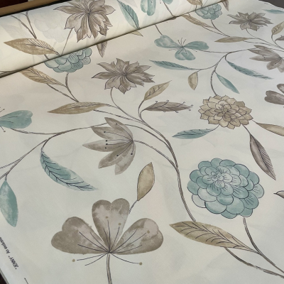 בד קנבס פרחים ועלים על רקע אופוויט