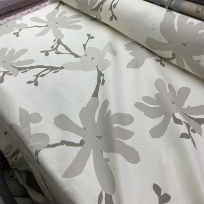 בד קנבס עלים גדולים על רקע אופוויט