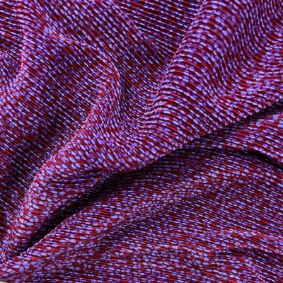 בד פליסה פרחים קטנים סגולים על רקע בורדו