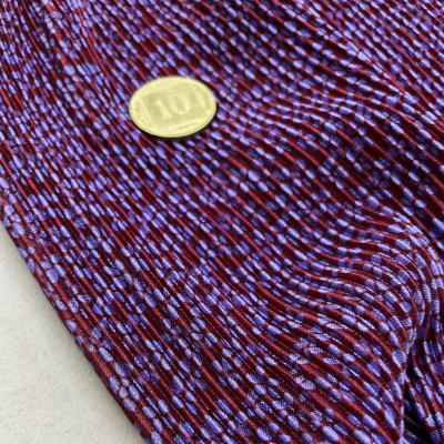 בד פליסה פרחים קטנים סגולים על רקע בורדו