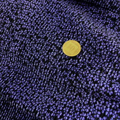 בד פליסה פרחים קטנים סגולים על רקע שחור