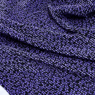 בד פליסה פרחים קטנים סגולים על רקע שחור