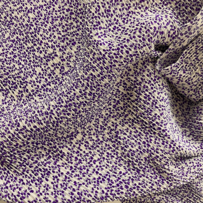 בד פליסה פרחים קטנים סגולים על רקע לבן