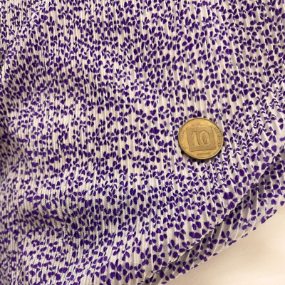 בד פליסה פרחים קטנים סגולים על רקע לבן