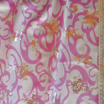 בד סאטן לייקרה מודפס ורוד לבן ופרחים כסופים