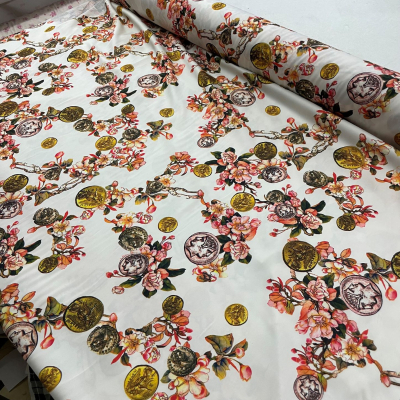 בד סאטן סילקי לבן מטבעות ופרחים 